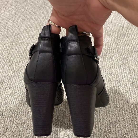 Guess  booties - Picture 3 of 3